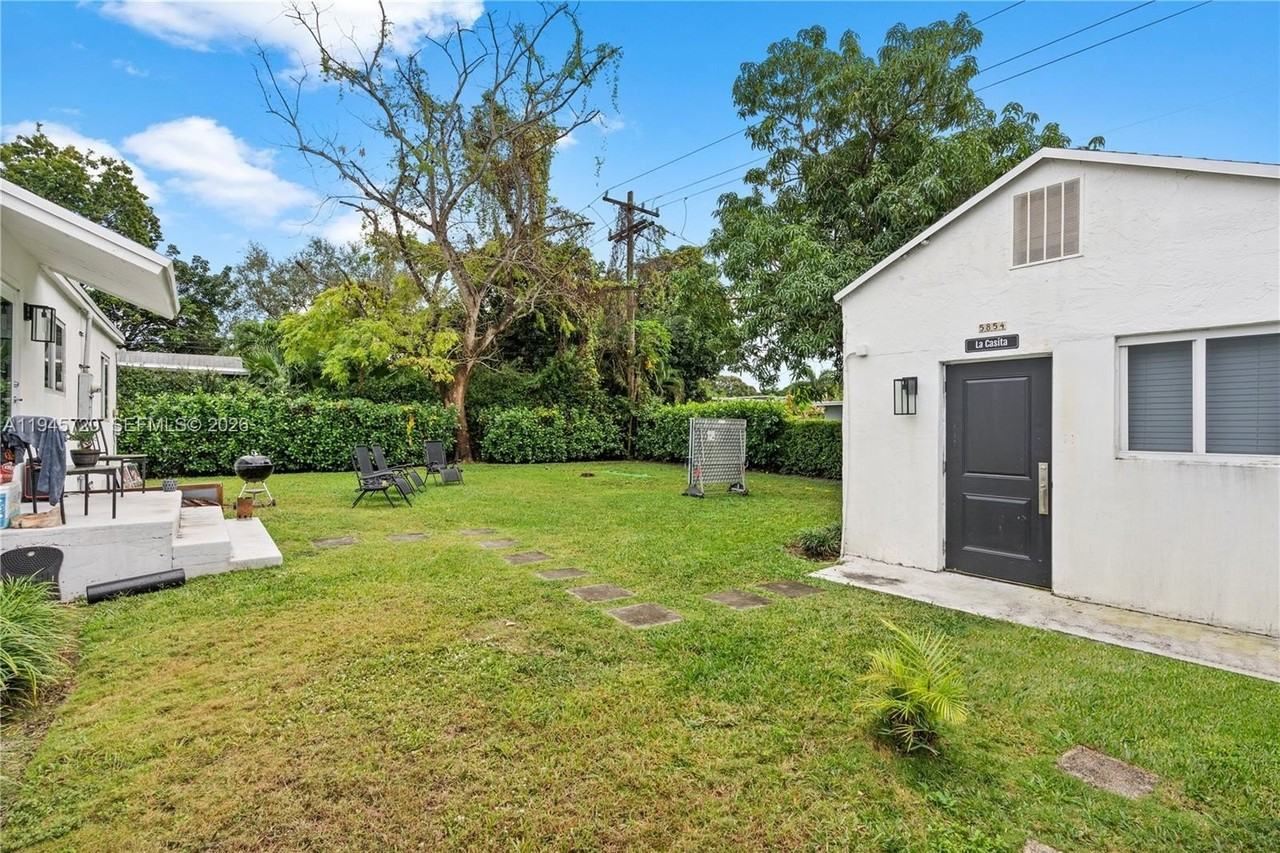 5854 Sw 62nd St - Photo 5 of 15