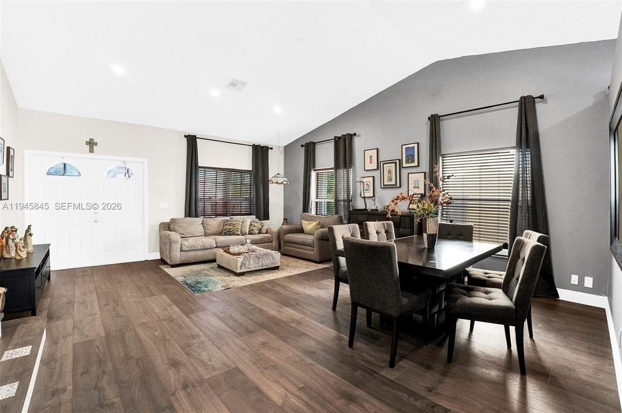 18071 Clear Brook Cir - Photo 4 of 50