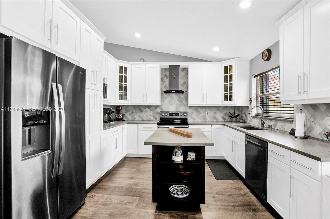 18071 Clear Brook Cir - Photo 5 of 50