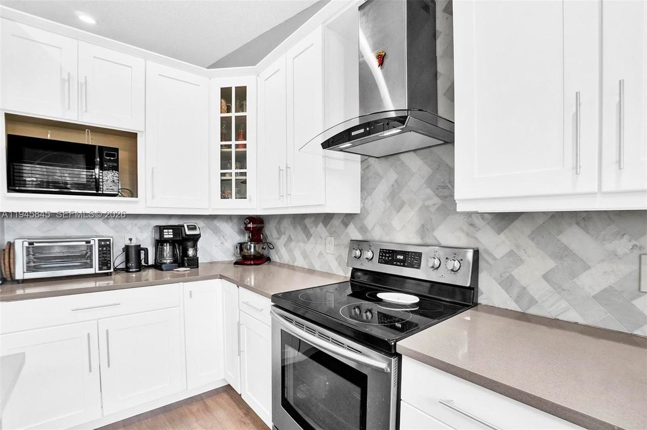 18071 Clear Brook Cir - Photo 7 of 50