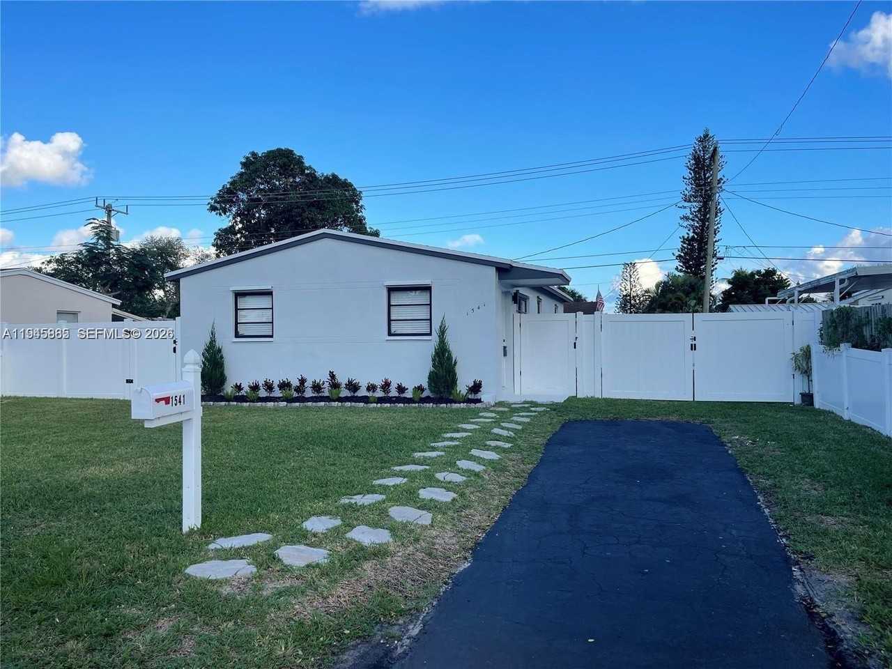 1541 N 71st Ter #1541 - Photo 2 of 23