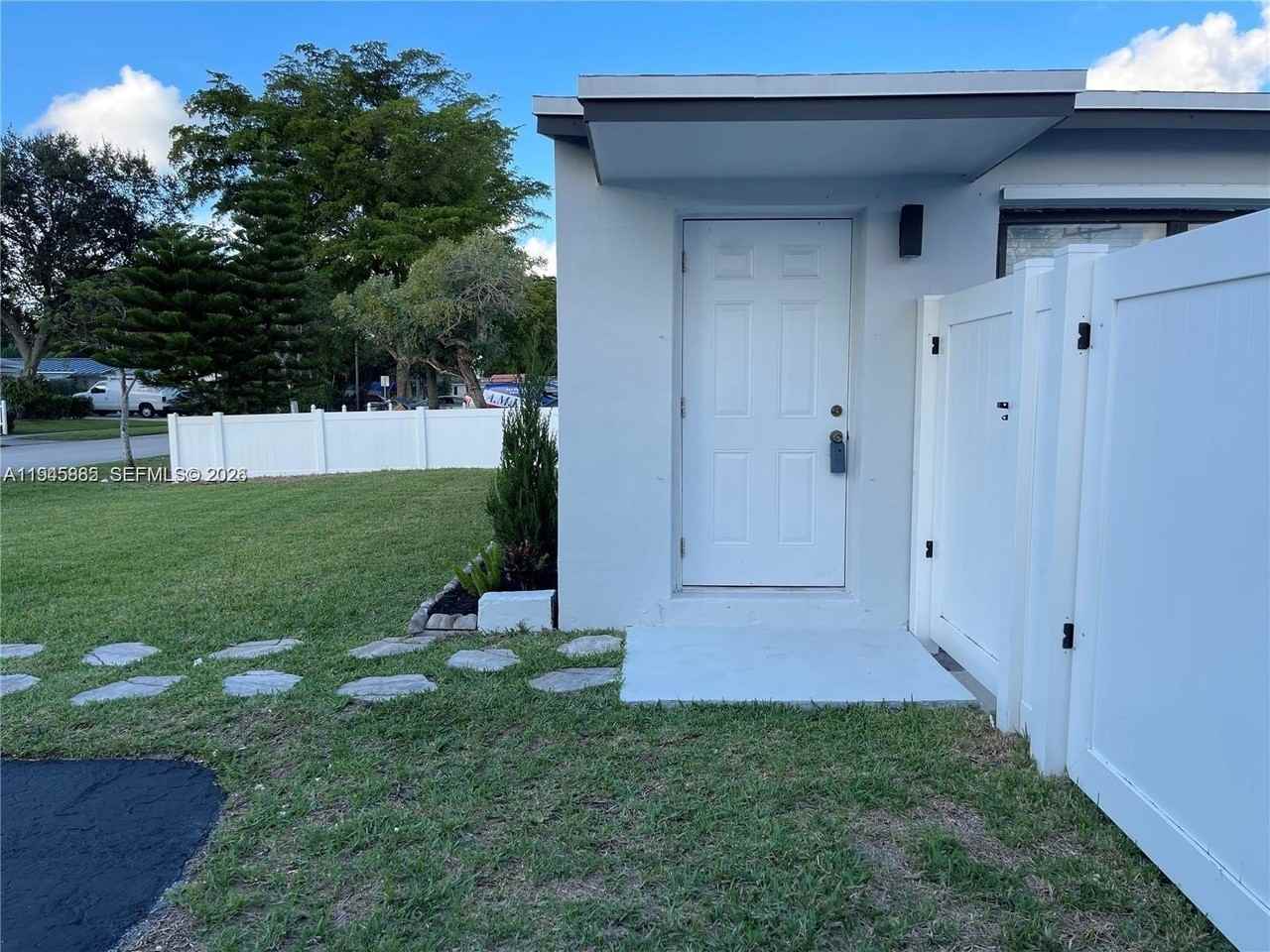 1541 N 71st Ter #1541 - Photo 3 of 23