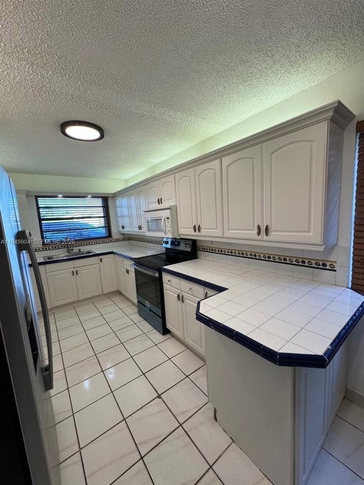 1045 Sw 122nd Ct - Photo 6 of 50