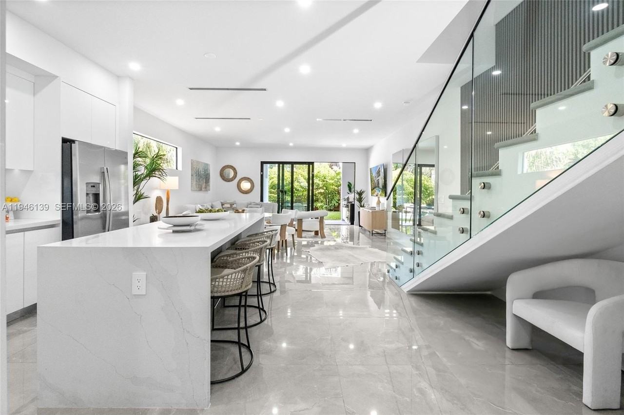 325 Sw 16th St #B - Photo 4 of 50