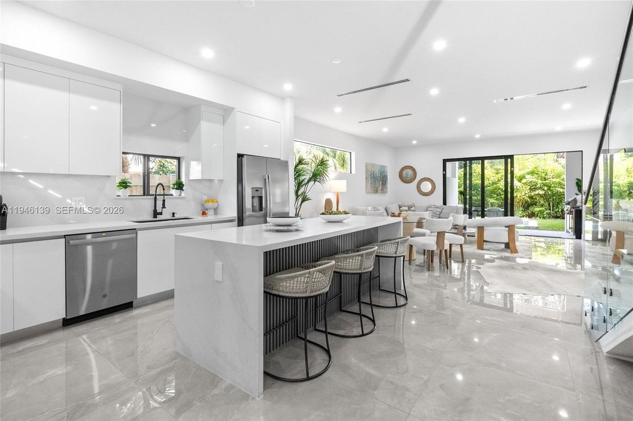 325 Sw 16th St #B - Photo 5 of 50