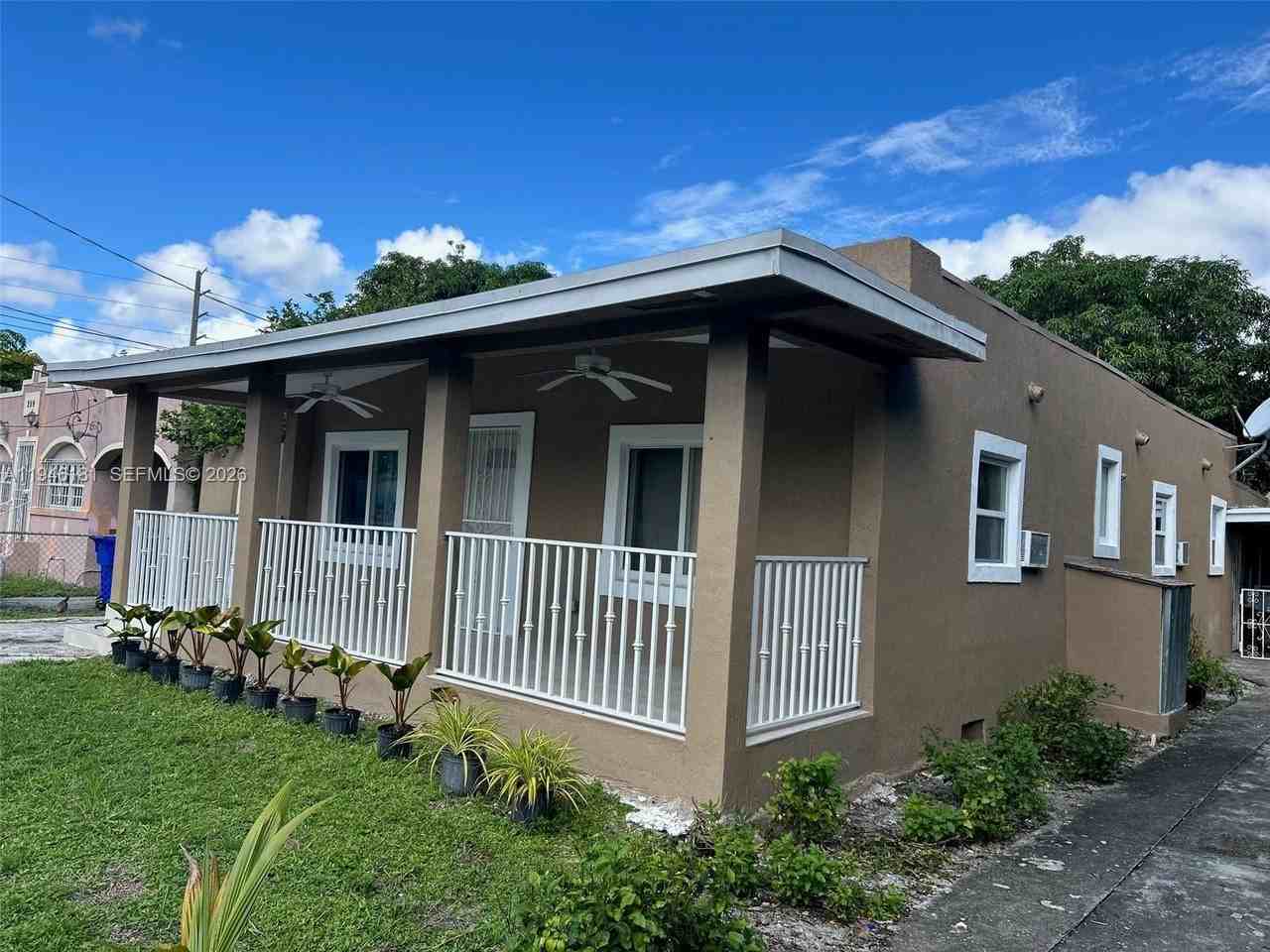 261 Nw 49th St #C - Photo 3 of 32