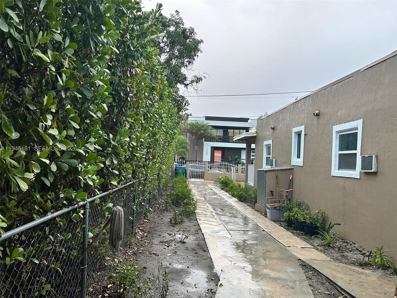 261 Nw 49th St #C - Photo 4 of 32