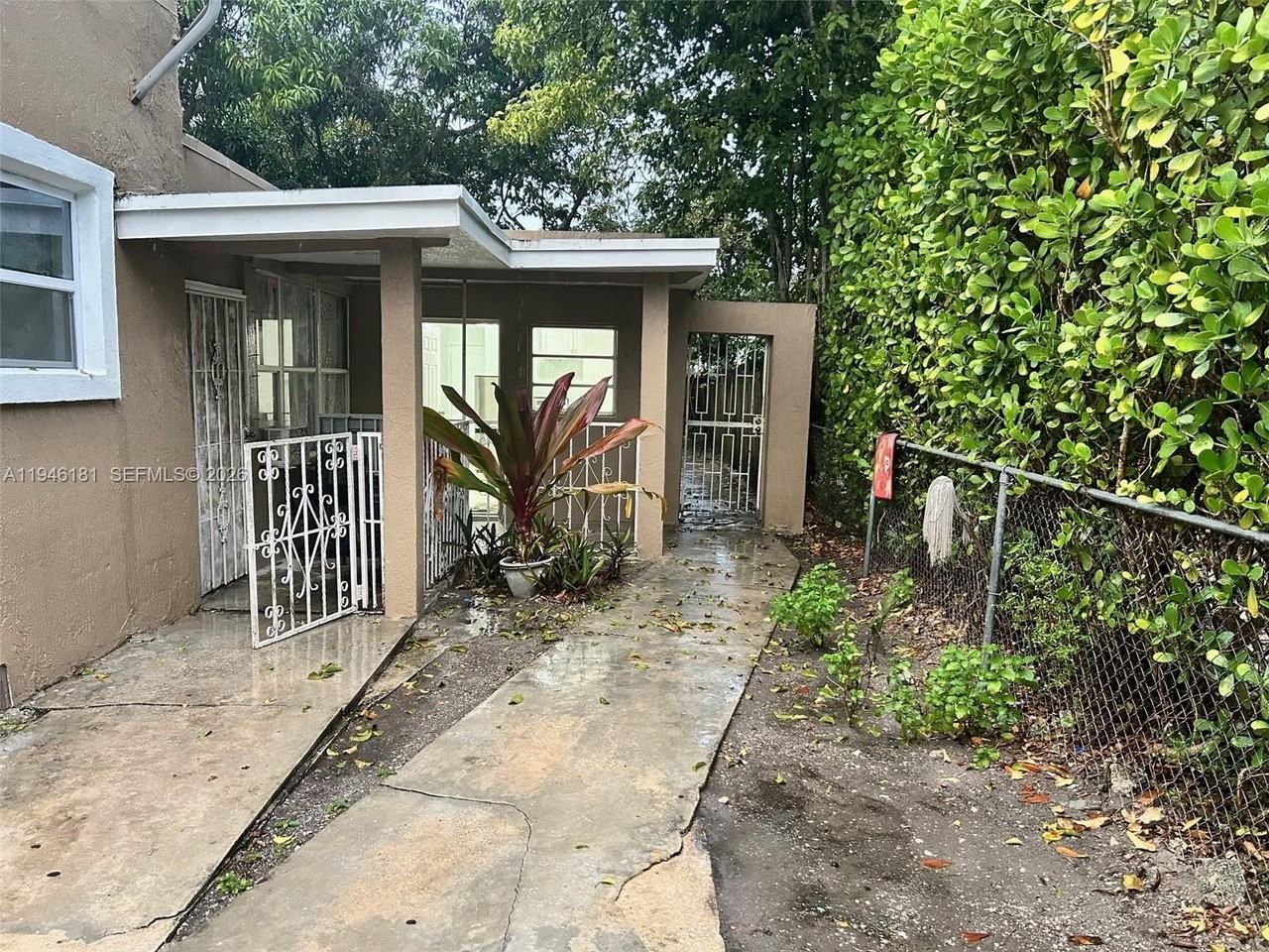 261 Nw 49th St #C - Photo 5 of 32