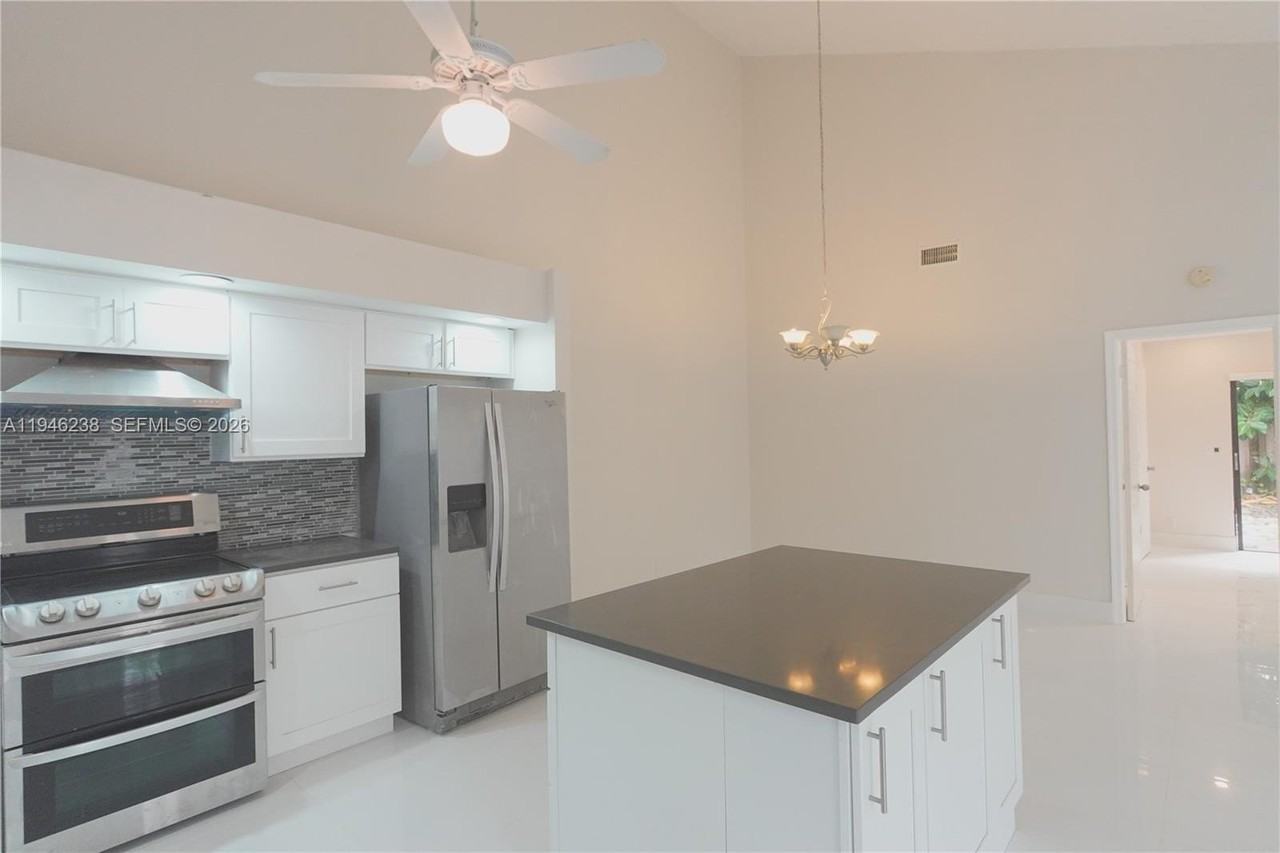 518 Ne 48th St #518 - Photo 2 of 32