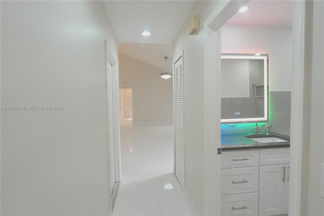 518 Ne 48th St #518 - Photo 3 of 32