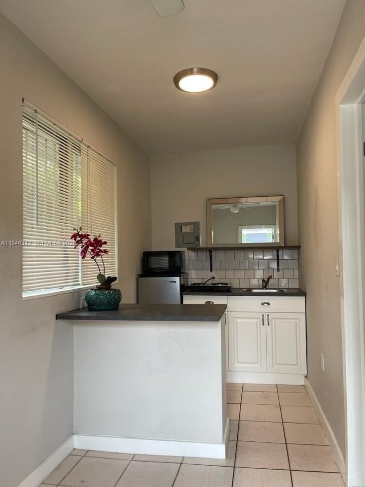 821 Sw 29th Ct #5 - Photo 2 of 10