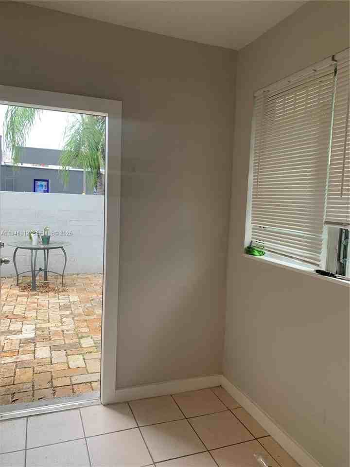 821 Sw 29th Ct #5 - Photo 3 of 10