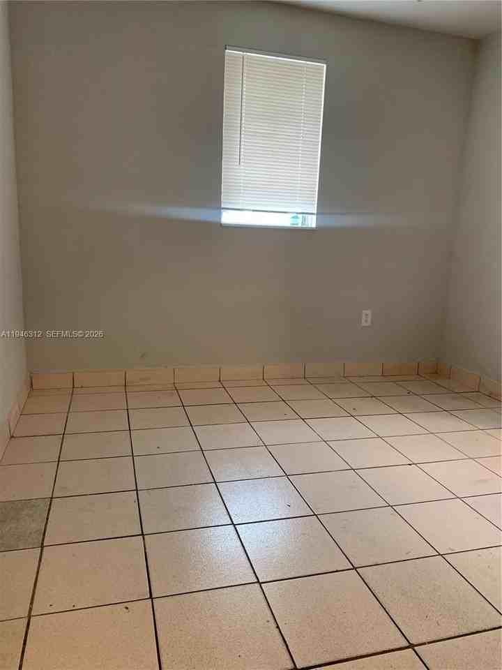 821 Sw 29th Ct #5 - Photo 5 of 10