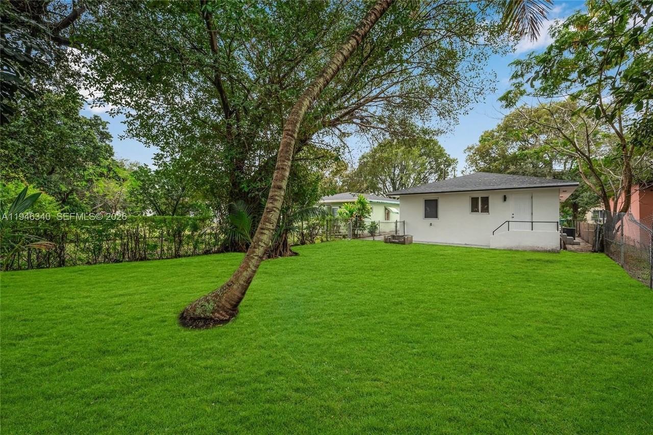 1065 Nw 50th St - Photo 3 of 21