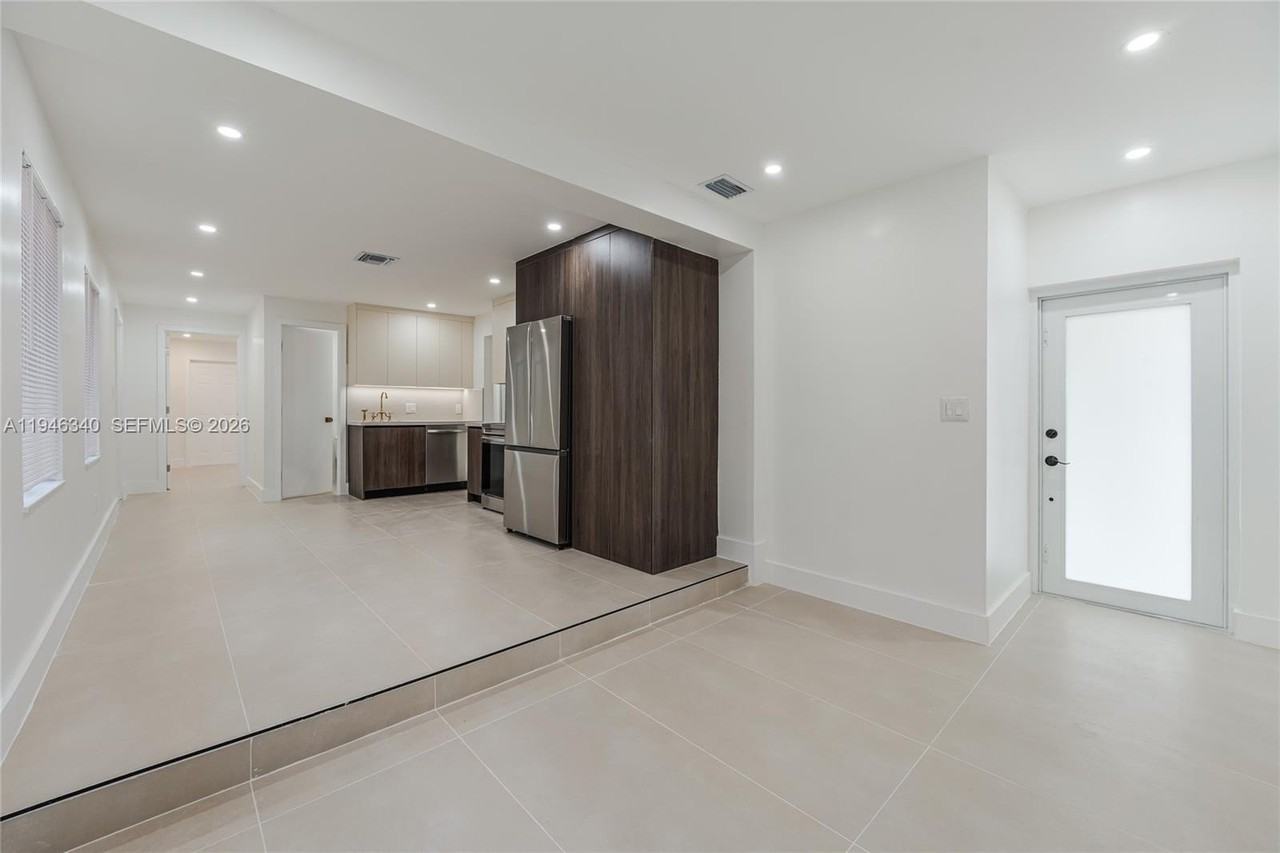 1065 Nw 50th St - Photo 7 of 21