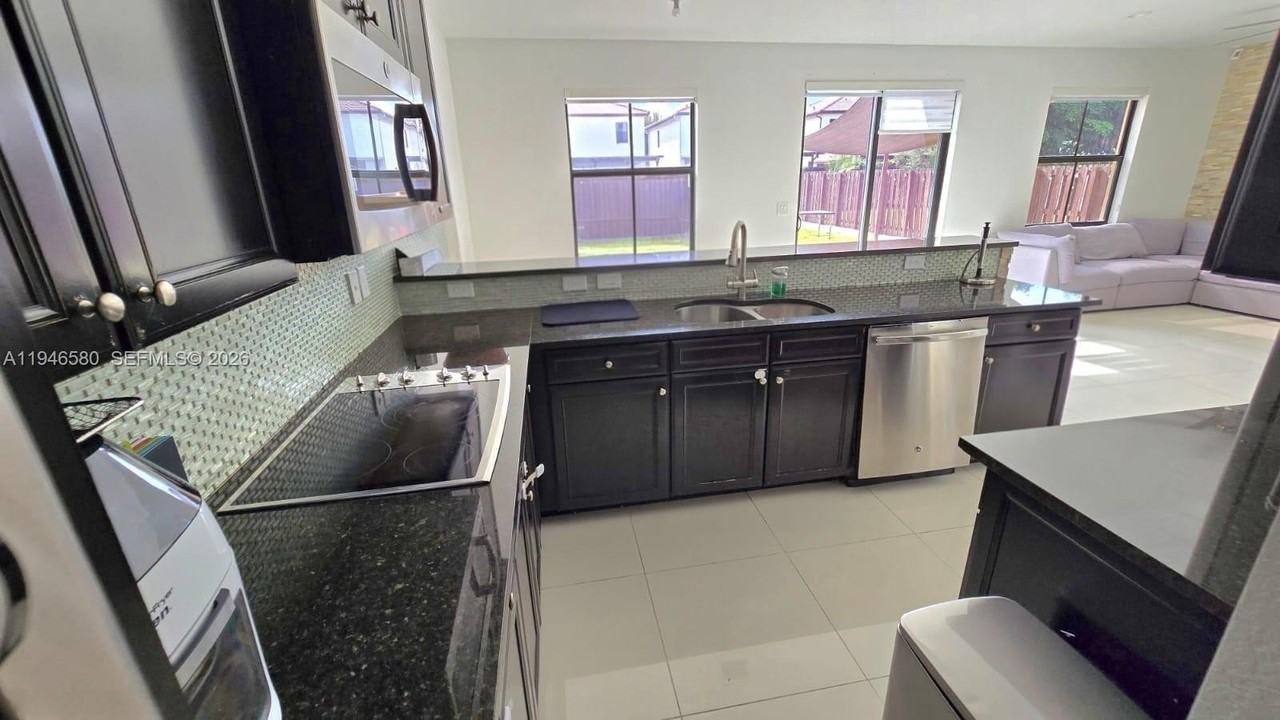 10032 Nw 87th Ter - Photo 3 of 50