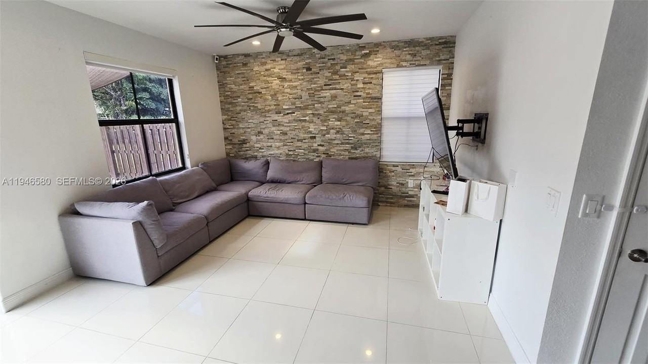 10032 Nw 87th Ter - Photo 4 of 50