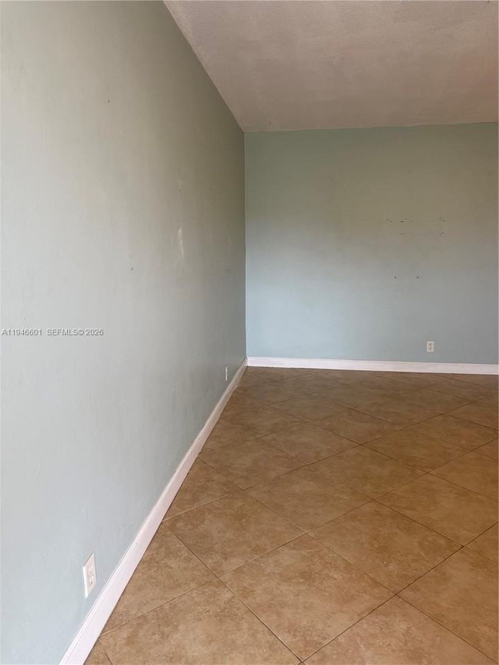 3212 Ne 10th St #6 - Photo 2 of 33