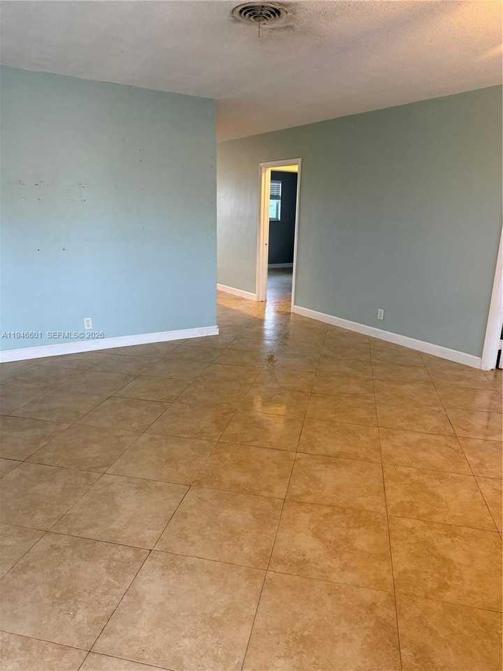 3212 Ne 10th St #6 - Photo 3 of 33