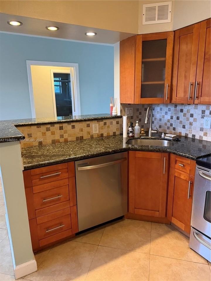 3212 Ne 10th St #6 - Photo 5 of 33