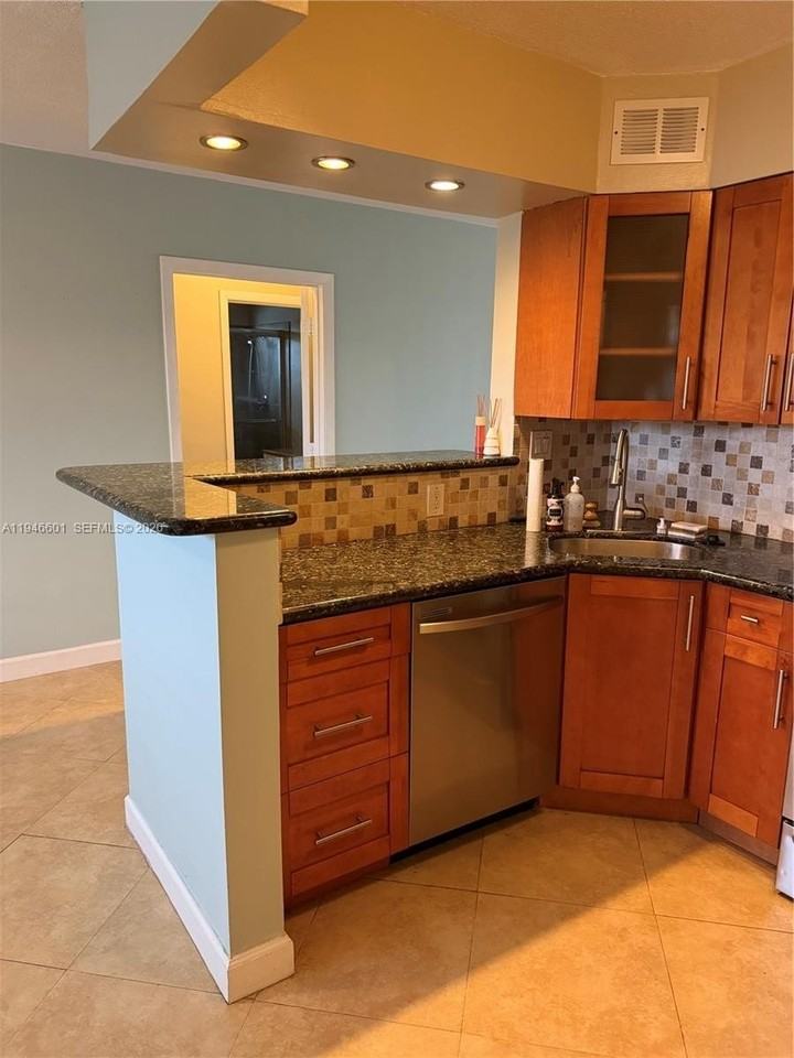 3212 Ne 10th St #6 - Photo 7 of 33