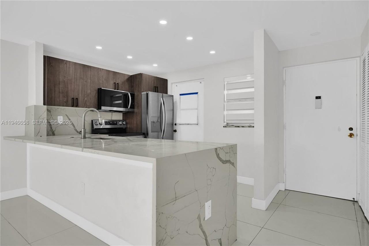 4141 Nautilus Dr #3F - Photo 5 of 21