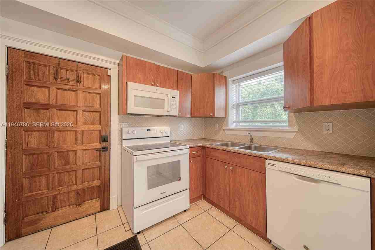 2205 Sw 13th St #B - Photo 2 of 27