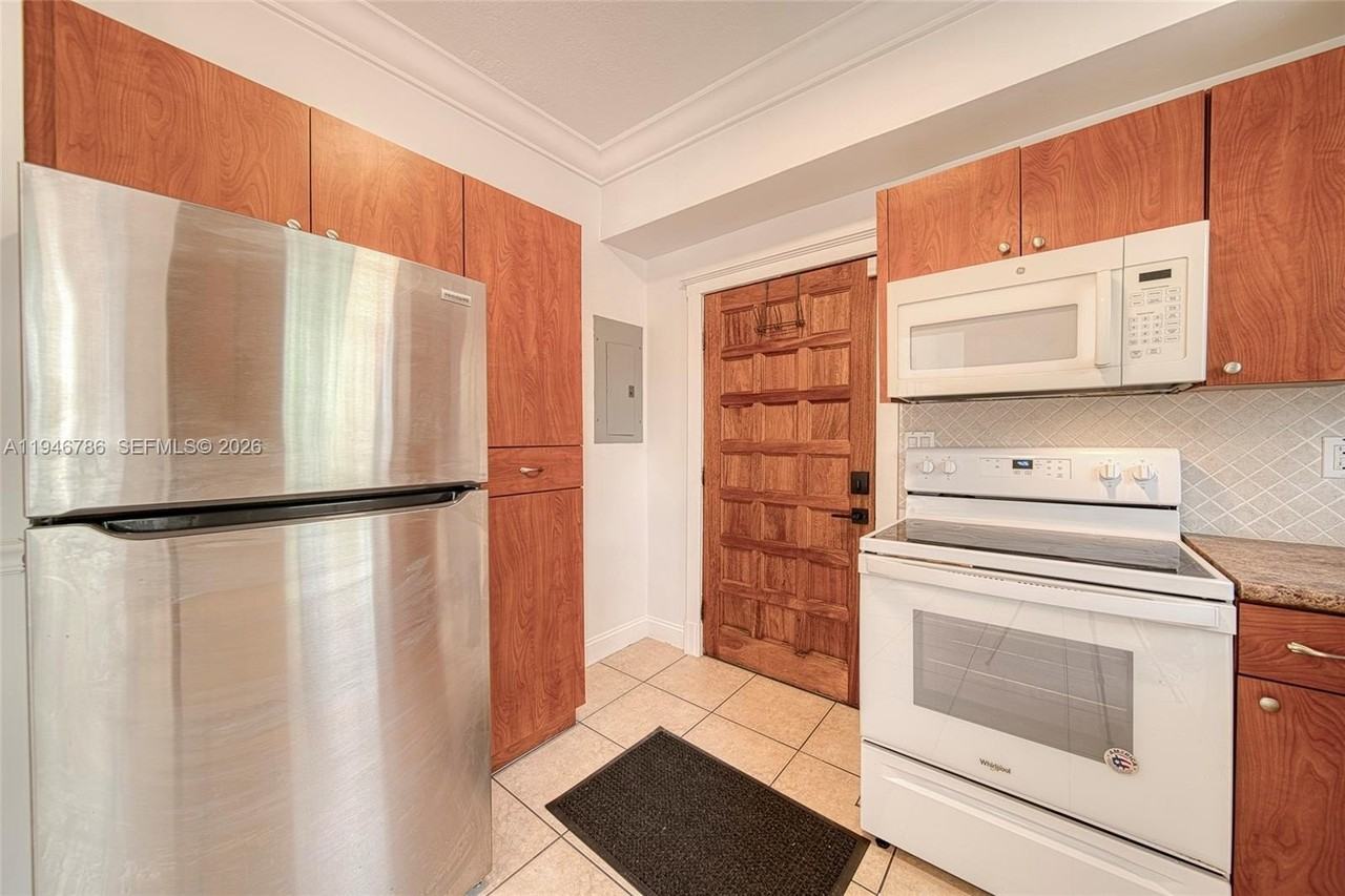 2205 Sw 13th St #B - Photo 3 of 27