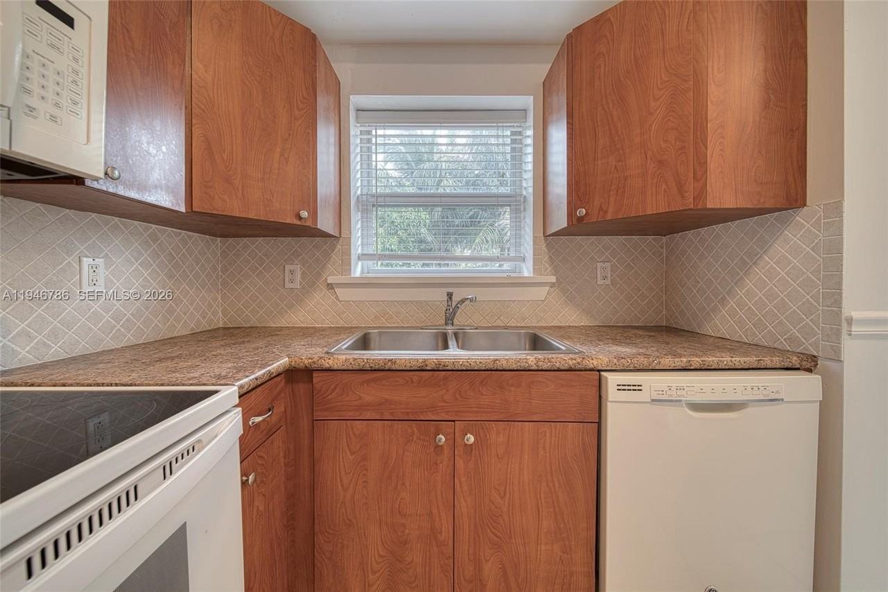 2205 Sw 13th St #B - Photo 4 of 27