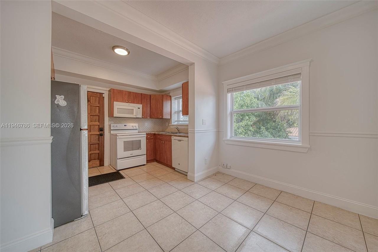 2205 Sw 13th St #B - Photo 5 of 27