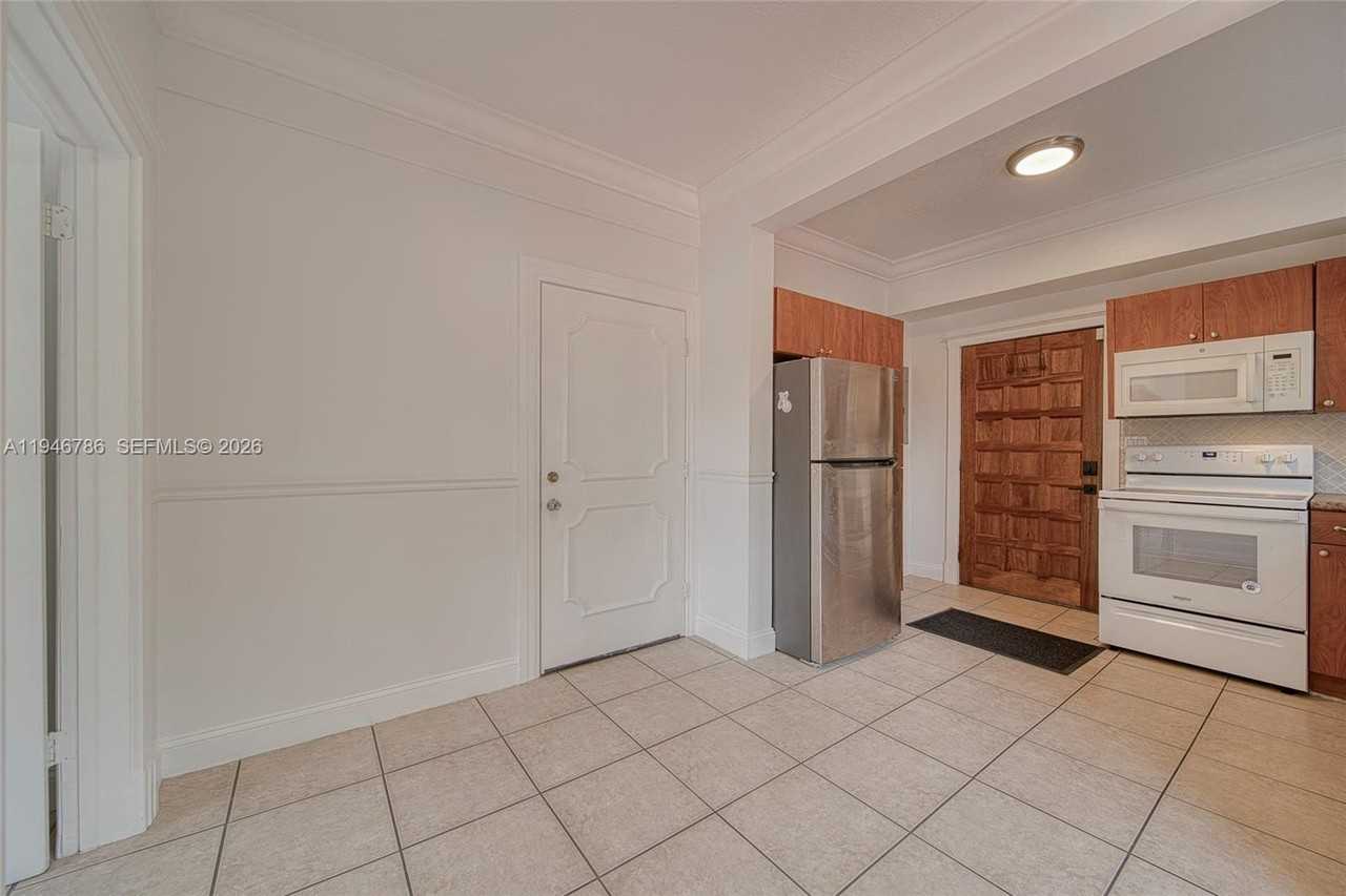 2205 Sw 13th St #B - Photo 6 of 27