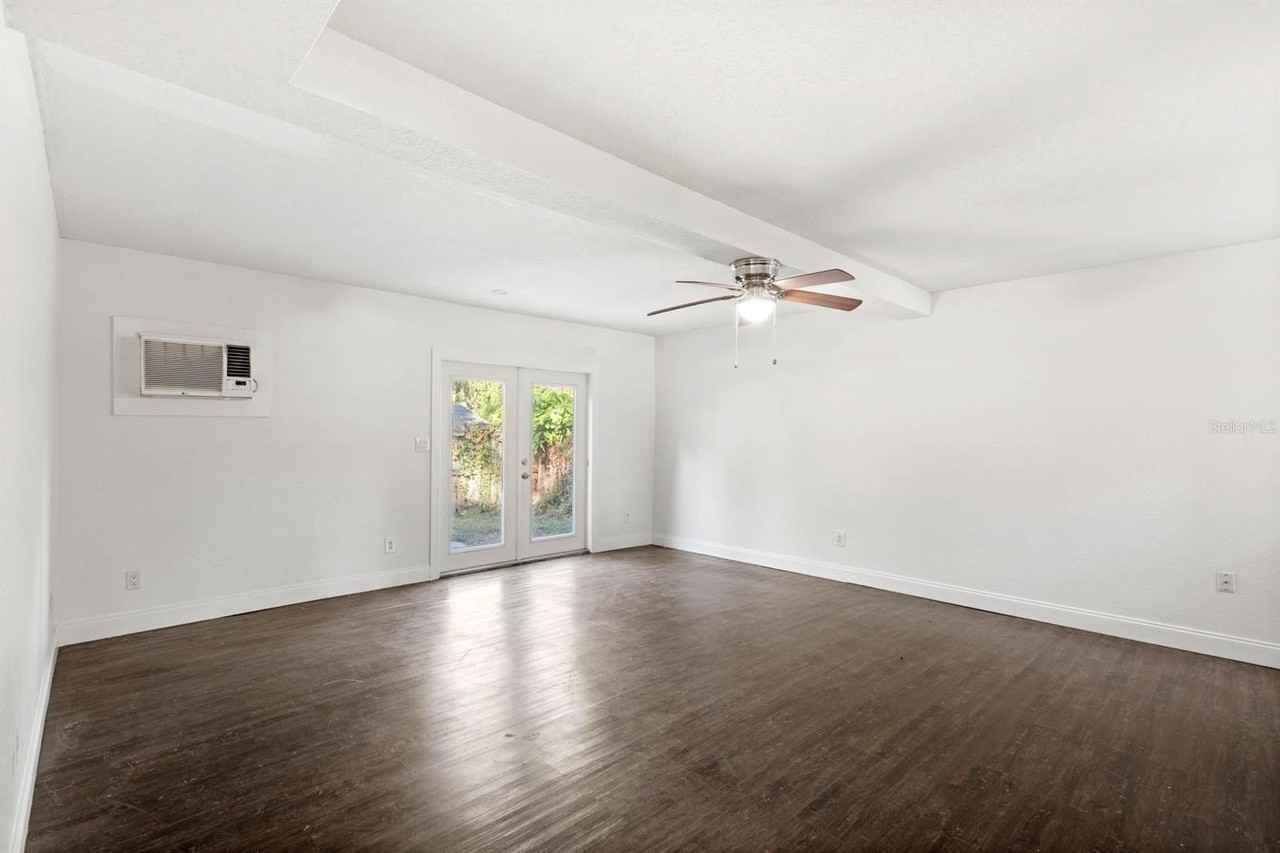 1918 S Fern Creek Ave - Photo 3 of 11