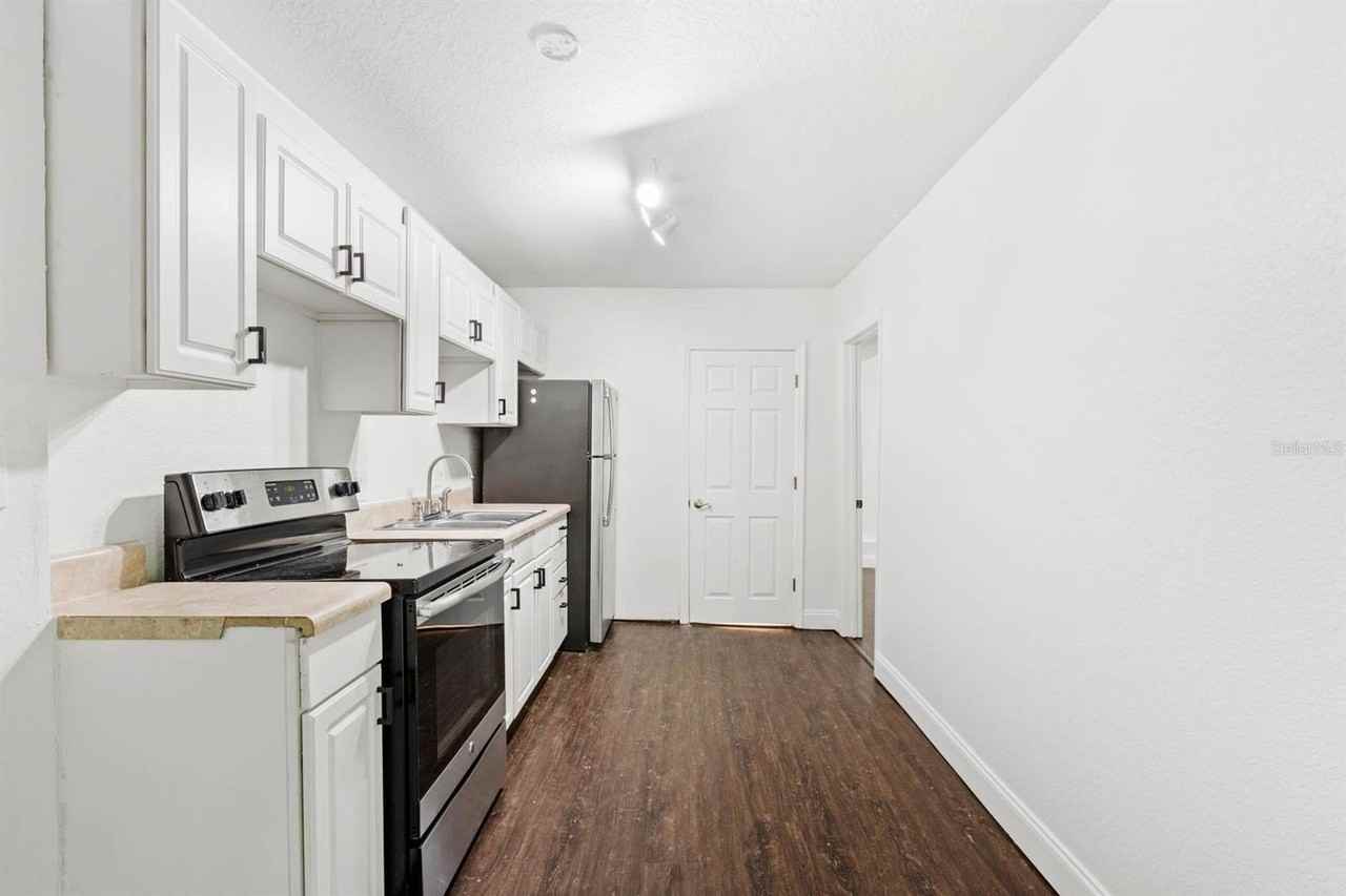 1918 S Fern Creek Ave - Photo 5 of 11