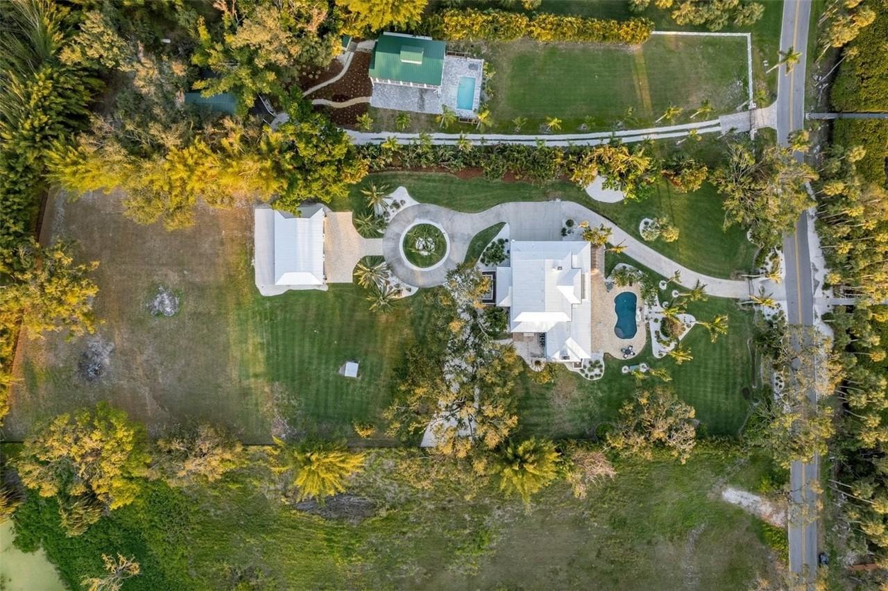 450 Bayshore Dr - Photo 5 of 50