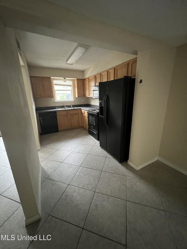 1625 Martin Bluff Rd Apt 47 - Photo 3 of 12