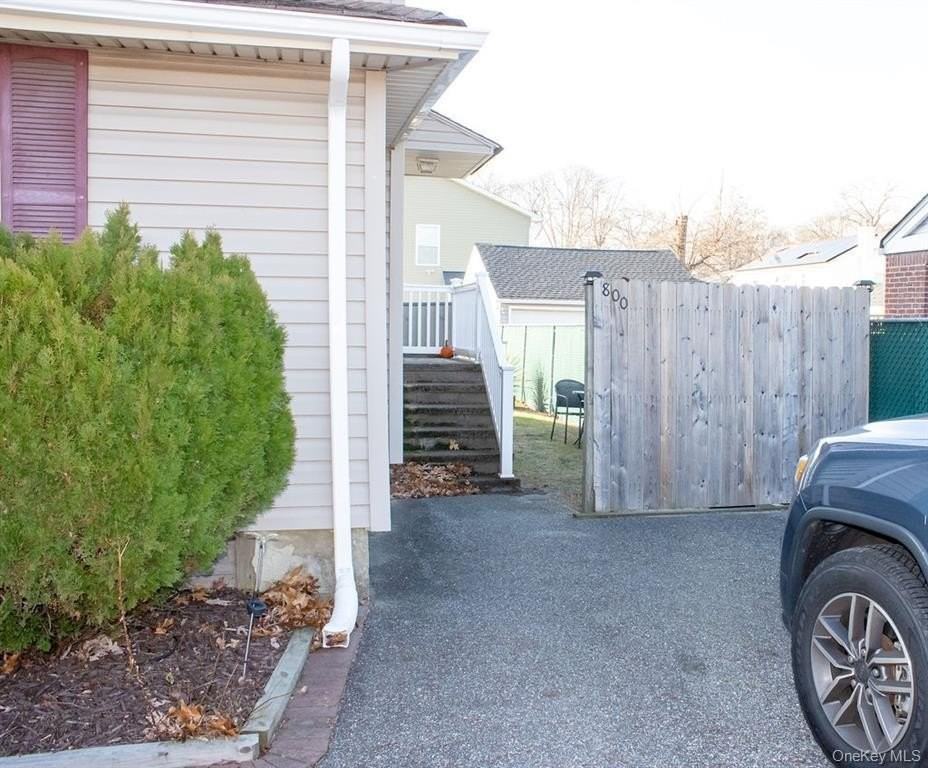 800 Deer Park Ave - Photo 2 of 14