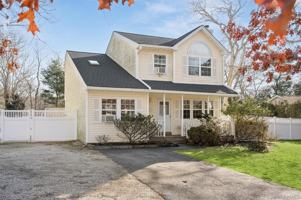 featured image of 7 Huckleberry Ln