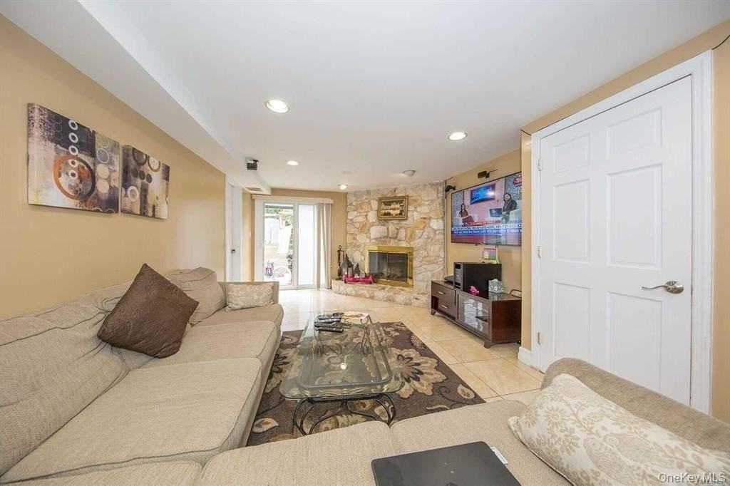 413 Clearmeadow Dr - Photo 3 of 15