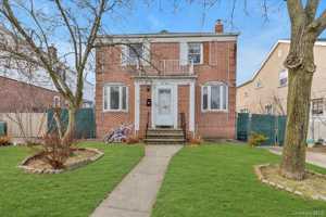 featured image of 7644 173rd St