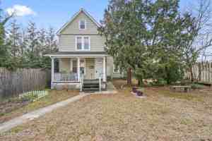 featured image of 610 1/2 1st Ave #REAR