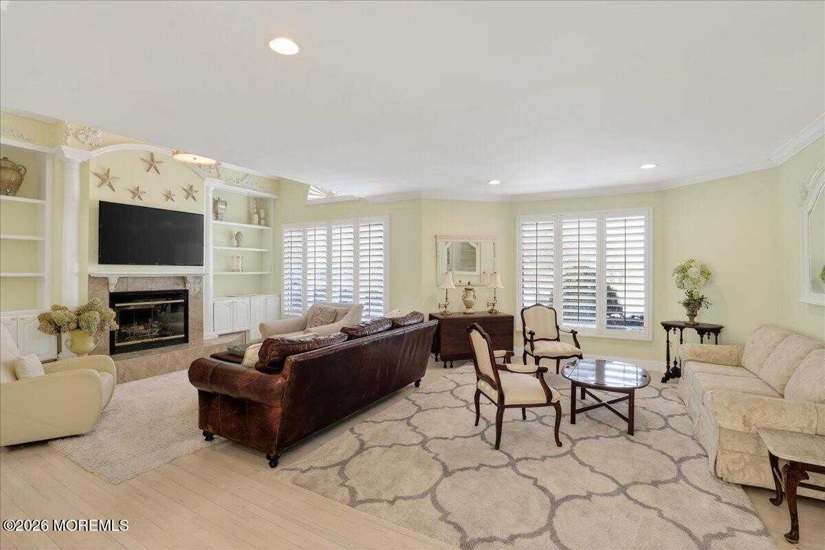 328 E Main St - Photo 6 of 38