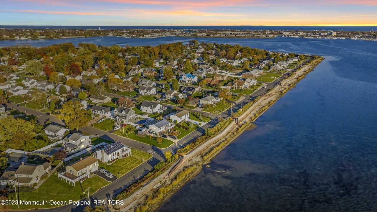 445 S Riverside Dr - Photo 3 of 39