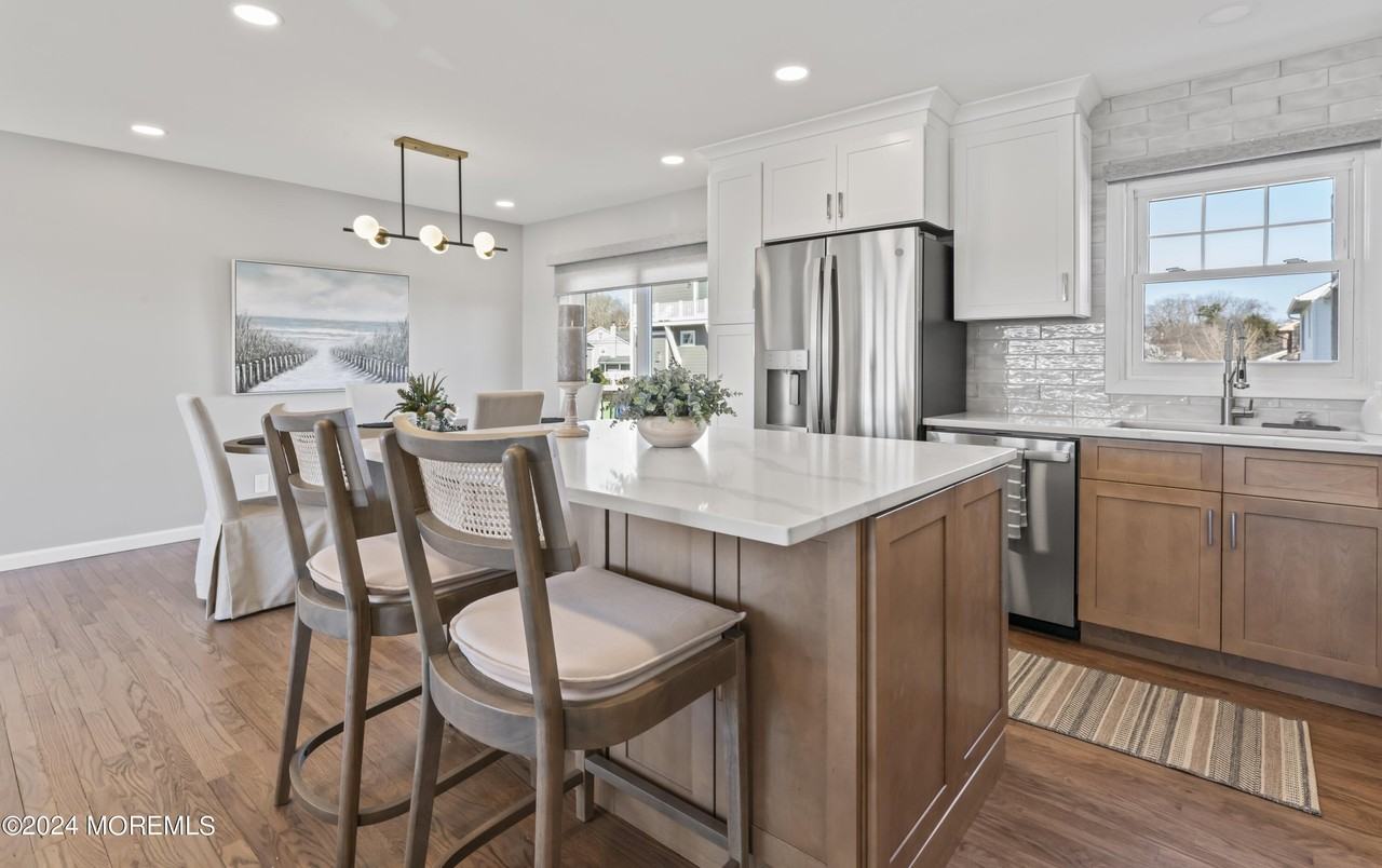 445 S Riverside Dr - Photo 4 of 39