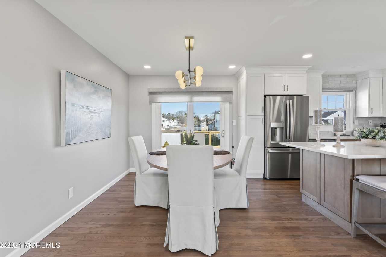 445 S Riverside Dr - Photo 6 of 39