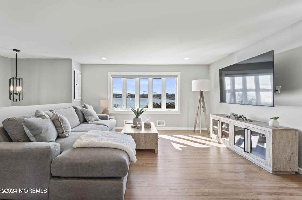 445 S Riverside Dr - Photo 7 of 39