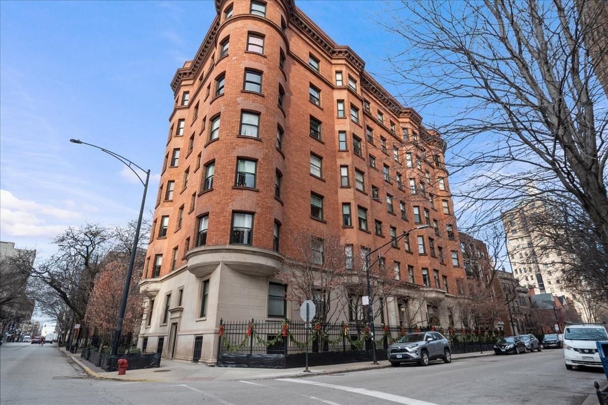 1210 N Astor St Apt 3a #3A - Photo 2 of 4