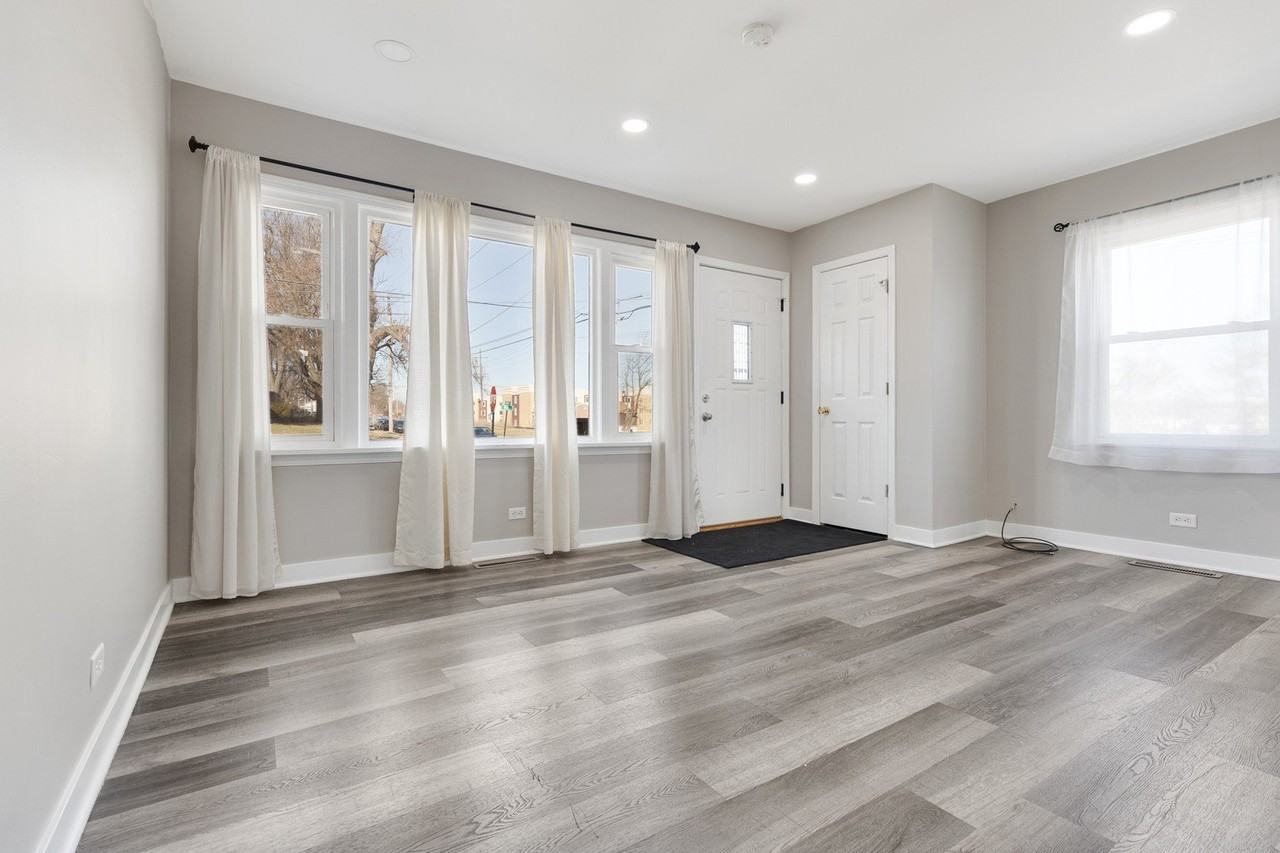 301 Mill St - Photo 4 of 26