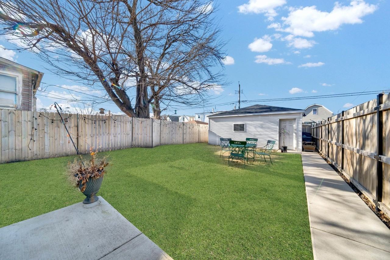 1522 N Leamington Ave - Photo 5 of 29