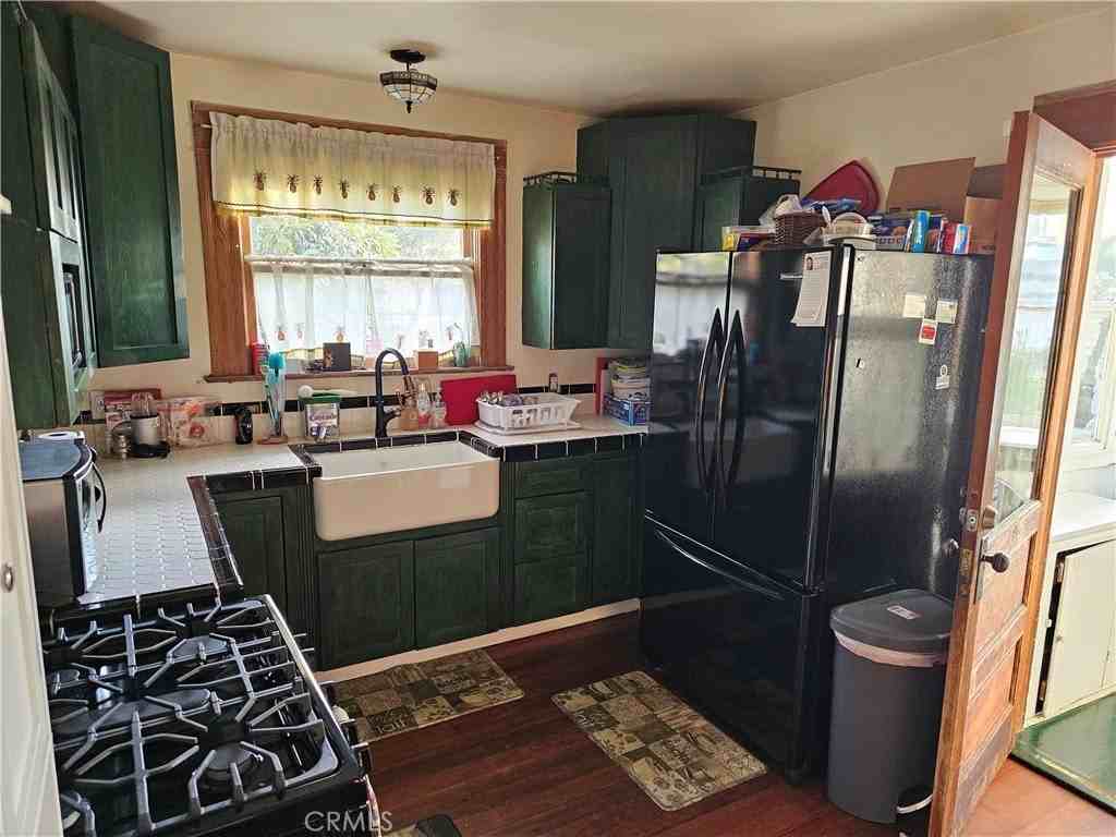 1820 N Bush St - Photo 3 of 20