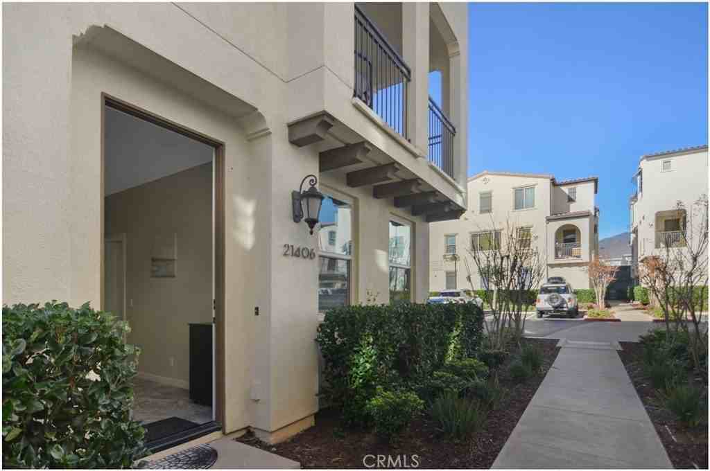 21406 Dahlia Ct - Photo 4 of 30